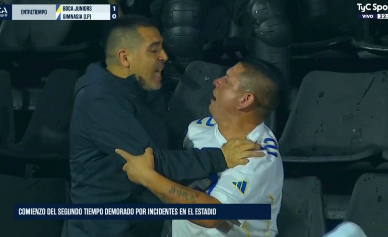 violencia-en-rosario:-brutal-enfrentamiento-entre-hinchas-de-boca,-gimnasia-y-la-policia,-con-riquelme-en-medio-de-la-tribuna-por-la-copa-argentina