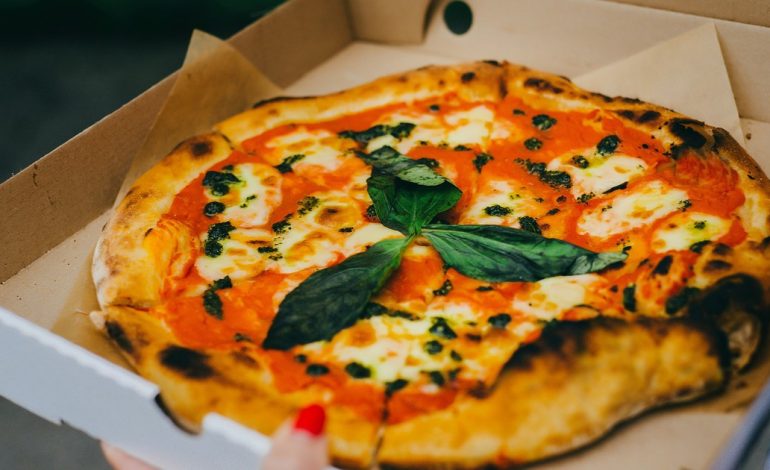 la-mayoria-de-clientes-de-la-pizzeria-pedian-la-numero-40:-traia-un-extra-de-cocaina