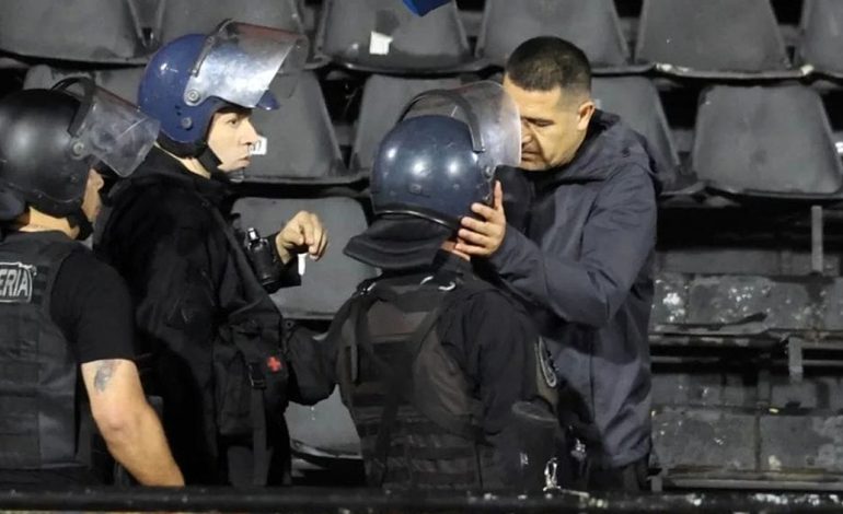 riquelme-explico-por-que-bajo-a-frenar-a-la-barra-de-boca-en-rosario:-“lo-de-ayer-es-para-felicitar-a-los-hinchas”