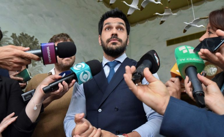 elecciones-en-uruguay:-andres-ojeda,-el-candidato-que-se-mira-en-el-espejo-de-milei,-sigue-a-duran-barba-y-busca-entrar-al-balotaje