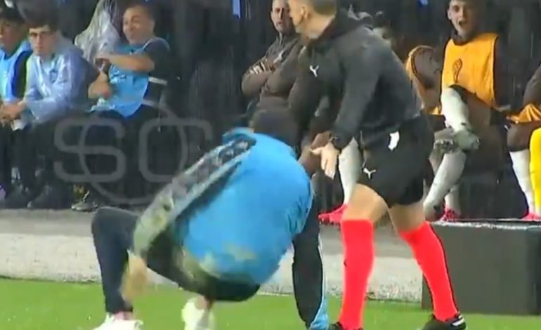 gustavo-costas-sufrio-el-temporal-en-san-pablo:-sus-dos-caidas-que-provocaron-la-burla-de-los-suplentes-de-corinthians-ante-racing