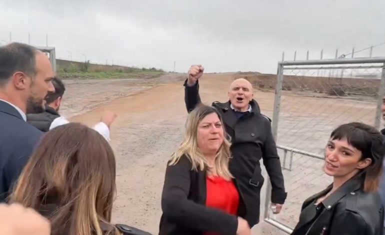 jose-luis-espert-llevo-a-un-grupo-de-libertarios-a-la-matanza,-rompio-la-faja-de-clausura-y-se-metio-en-el-predio-en-obra-de-mercado-libre:-“espinoza-polizon”