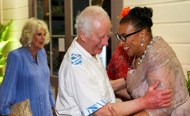 en-su-gira-por-australia-y-samoa,-carlos-iii-se-convierte-en-el-“rey-del-abrazo”