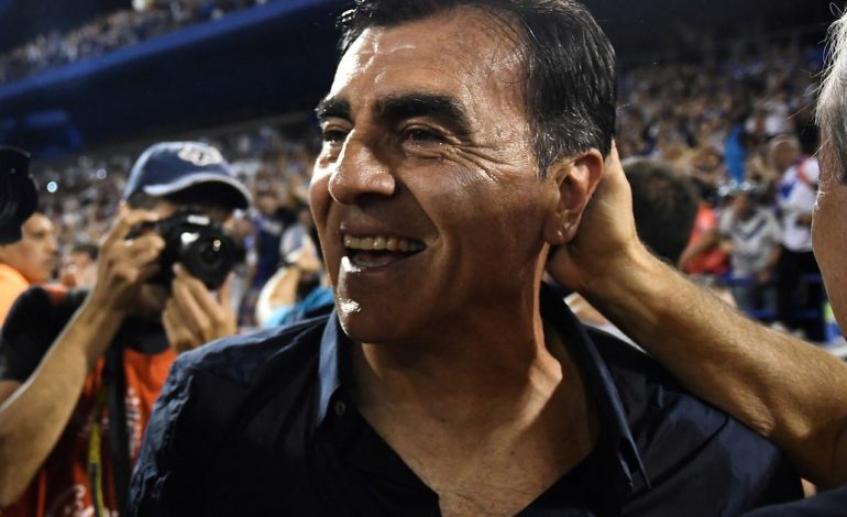 gustavo-quinteros,-el-‘profesor’-silencioso-que-enderezo-un-barco-que-se-hundia,-festejo-a-lo-grande-con-velez-y-se-metio-en-el-top-5-de-tecnicos-mas-ganadores