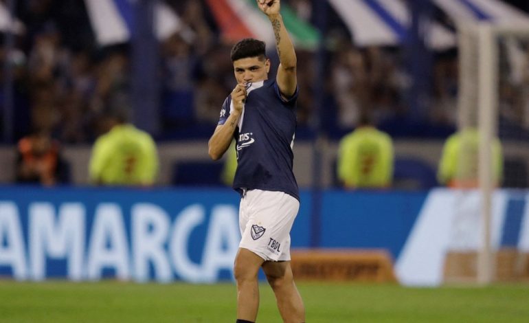 claudio-aquino,-la-figura-del-campeon,-empezo-a-resolver-su-futuro-en-plena-vuelta-olimpica:-¿se-queda-en-velez-o-se-va-a-boca?