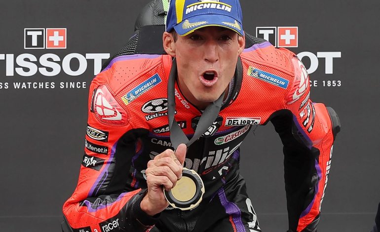 el-radical-cambio-sobre-dos-ruedas-de-aleix-espargaro:-dejo-el-vertigo-del-motogp-para-subirse-a-la-bicicleta-de-un-equipo-top