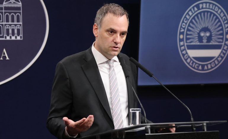 manuel-adorni-deslizo-que-vacacionara-fuera-del-pais-pese-a-que-el-gobierno-restringio-destinos-del-exterior-para-los-ministros