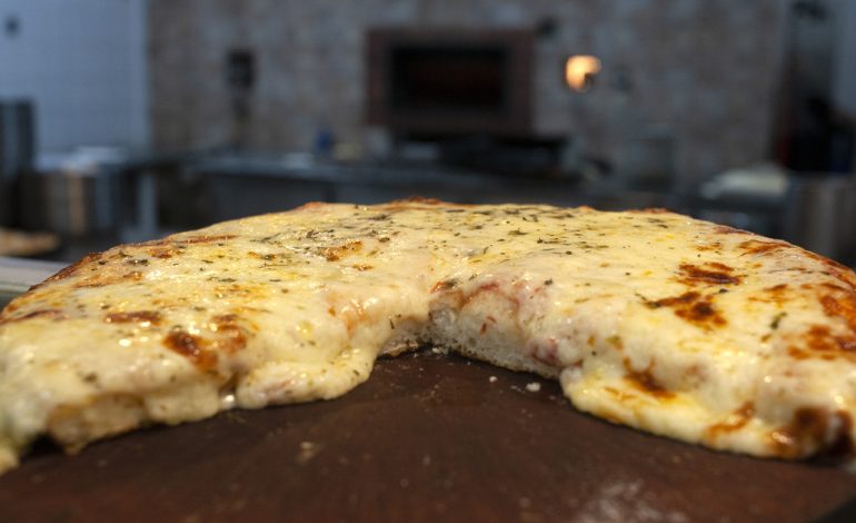 asi-seria-la-pizza-perfecta-segun-la-inteligencia-artificial:-¿media-masa-o-a-la-piedra?