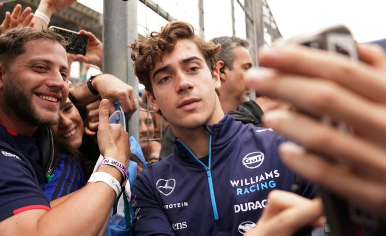 ¿franco-colapinto-se-queda-en-williams-con-sainz?:-la-clausula-de-alex-albon-que-le-abriria-las-puertas-de-red-bull-tras-la-salida-de-checo-perez