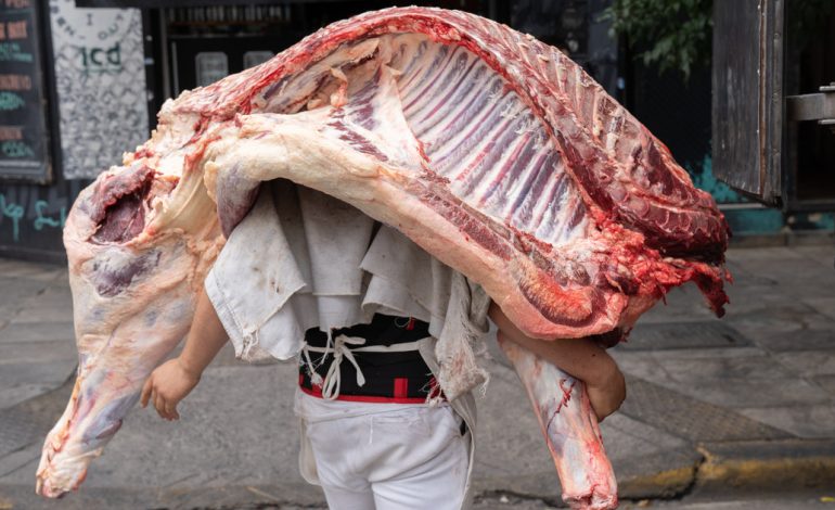 nuevo-robo-a-los-matarifes:-interceptaron-un-camion-con-carne-en-lanus-a-punta-de-pistola