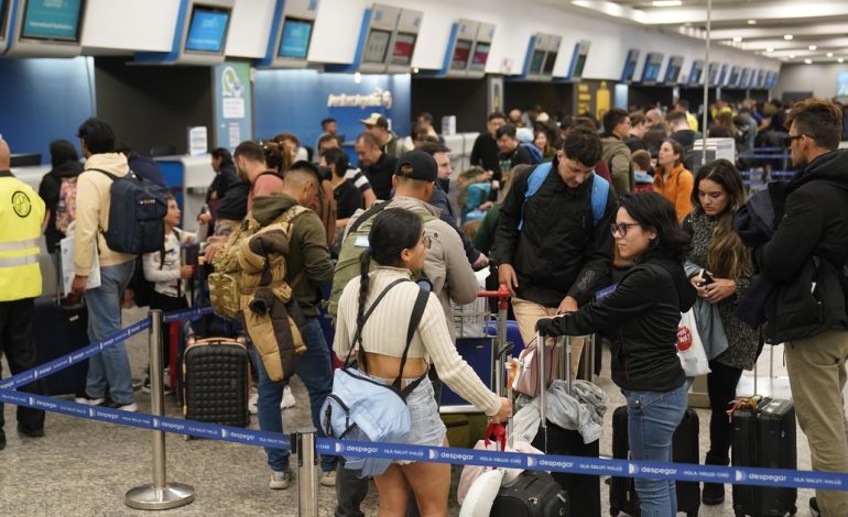 los-gremios-aeronauticos-vuelven-a-la-carga:-piden-a-aerolineas-recomponer-salarios-o-amenazan-con-un-nuevo-conflicto