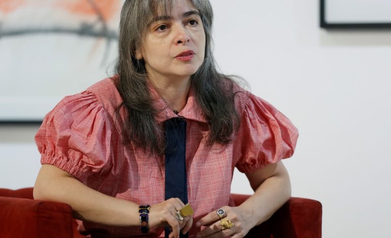 mariana-enriquez:-“milei-me-arruino-un-cuento-sobre-un-perro-muerto-y-una-medium”