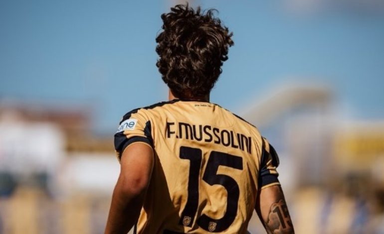 el-bisnieto-de-mussolini-anoto-su-primer-gol-como-profesional-y-los-hinchas-festejaron-con-un-repudiable-gesto