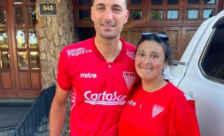 lionel-scaloni-se-puso-la-camiseta-de-los-andes-y-tuvo-un-enorme-gesto-con-una-pareja-de-hinchas-que-lo-visitaron-en-pujato