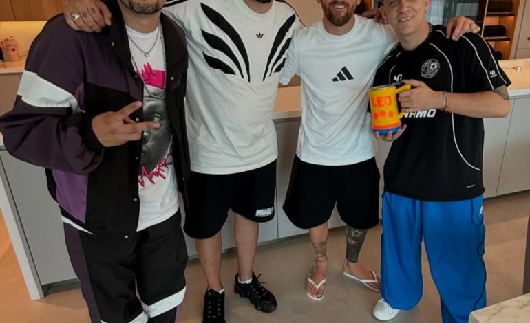 lionel-messi-recibio-a-los-integrantes-de-“un-poco-de-ruido”,-que-le-llevaron-una-jarra-de-regalo