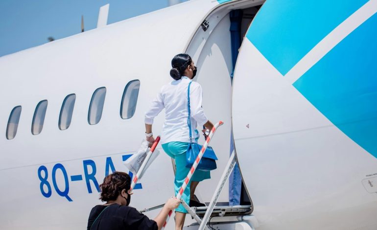 una-azafata-revela-por-que-la-tripulacion-de-cabina-saluda-a-los-pasajeros-cuando-suben-al-avion:-“no-es-solo-por-cortesia”