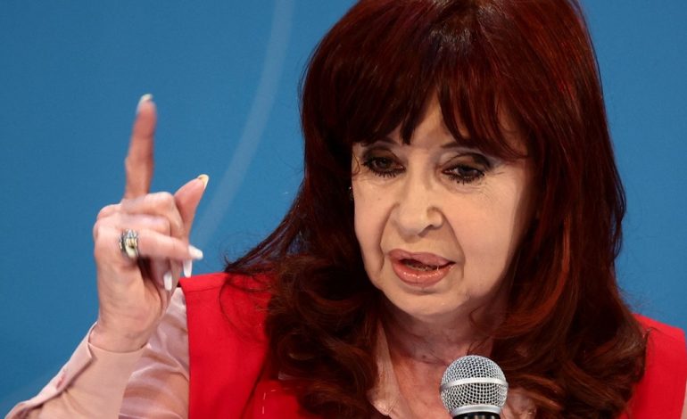 “mafia-y-delirio,-peligroso-binomio”:-cristina-kirchner-le-pego-a-la-corte-suprema-y-a-milei-en-un-mensaje-navideno