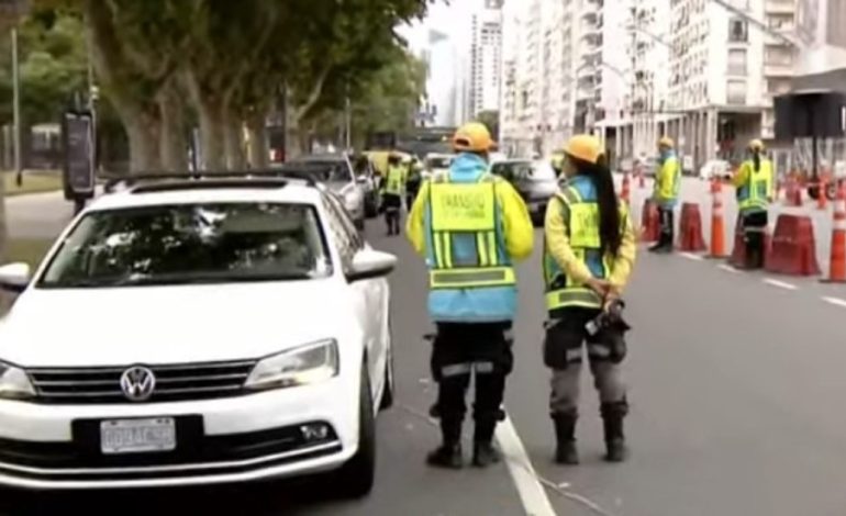 tension-en-retiro:-el-conductor-en-un-auto-diplomatico-de-la-embajada-de-rusia-se-niega-a-hacer-un-control-de-alcoholemia-y-se-encerro-en-su-auto
