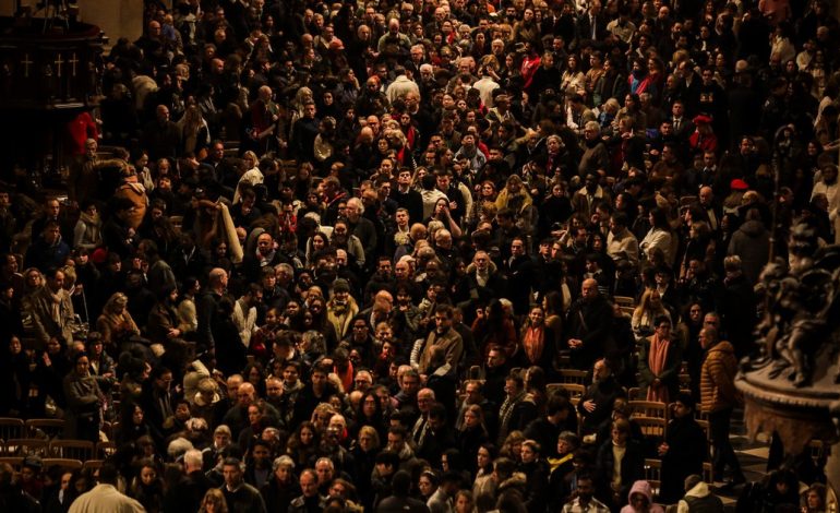 la-navidad-volvio-a-notre-dame-con-una-multitud-en-sus-sillas,-pasillos-y-escalones