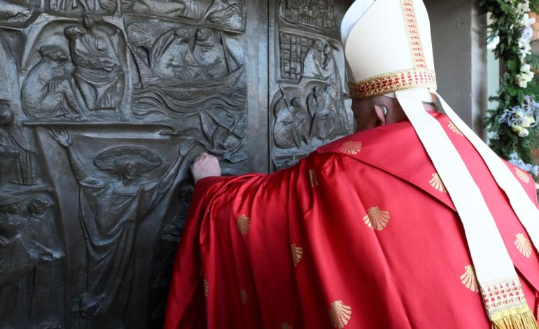 jubileo:-el-papa-abrio-una-puerta-santa-en-una-carcel-romana-para-purgar-los-pecados