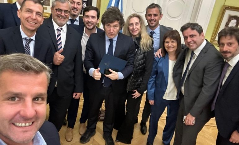 mientras-vuelve-a-agitar-la-eliminacion-de-las-paso,-javier-milei-recibe-a-los-“radicales-con-peluca”