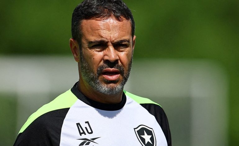 botafogo-no-deja-de-cosechar-malas-noticias:-a-la-partida-de-thiago-almada-se-suma-la-del-dt