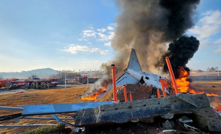 los-videos-y-las-fotos-mas-impactantes-del-avion-que-se-estrello-en-corea-del-sur:-el-momento-exacto-del-accidente