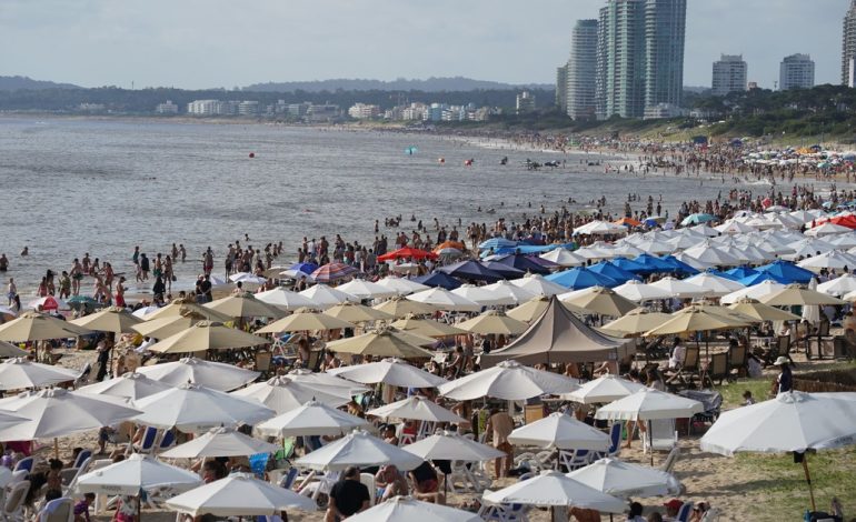 en-la-“ex-imposible”-punta-del-este-volvio-el-sol,-la-gente-inundo-las-playas-y-hay-precios-“mas-amigables”-que-nunca