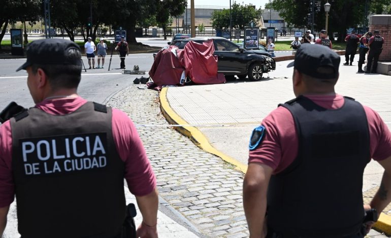 accidente-fatal-en-recoleta:-una-mujer-perdio-el-control-del-auto,-subio-a-la-vereda-y-mato-a-un-turista-brasileno