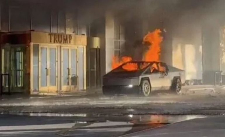 video-y-la-reaccion-de-elon-musk:-asi-fue-la-explosion-de-una-camioneta-tesla-con-pirotecnia-en-la-puerta-del-hotel-trump-de-las-vegas
