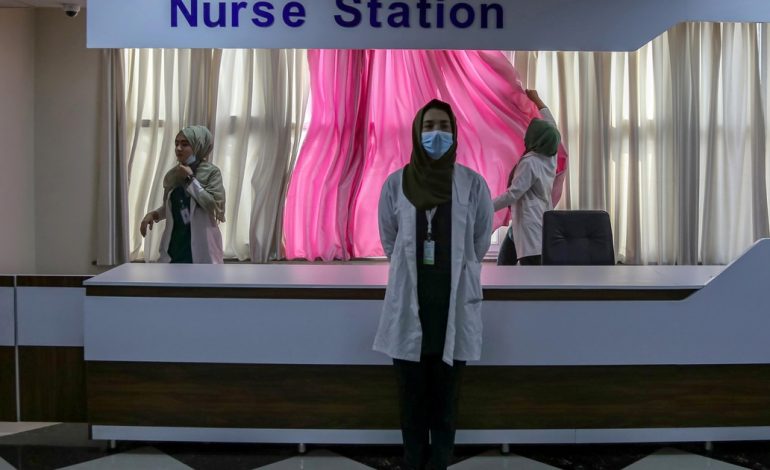 los-taliban-prohiben-a-las-mujeres-estudiar-enfermeria-y-obstetricia:-ahora-las-afganas-se-preguntan-quien-las-atendera