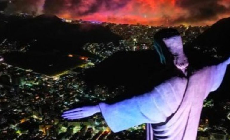 papelon-en-los-tradicionales-festejos-con-fuegos-artificiales-en-rio-de-janeiro:-una-muralla-de-humo-negro-cubrio-el-cielo-de-copacabana
