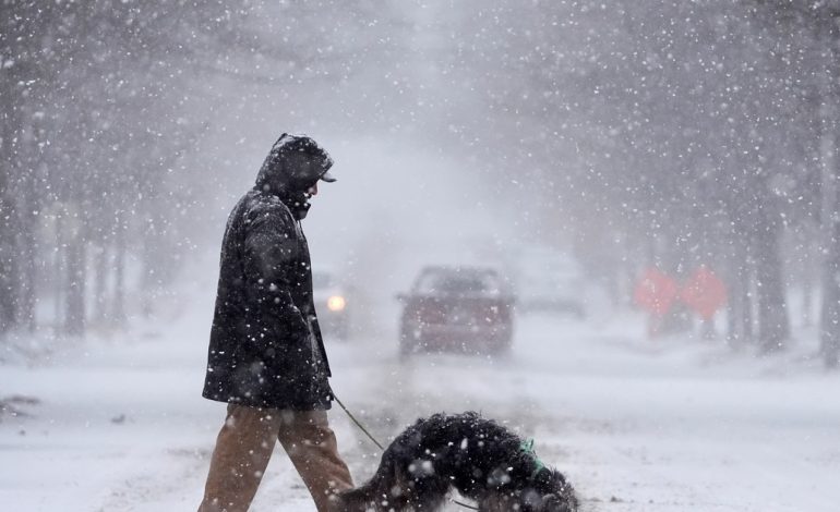 una-tormenta-con-nieve-y-fuertes-vientos-golpea-el-centro-de-estados-unidos