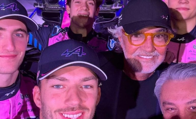 franco-colapinto-aparecio-sorpresivamente-en-la-gala-de-la-formula-1:-selfie-con-el-equipo-alpine-y-un-auto-mas-rosado-para-2025