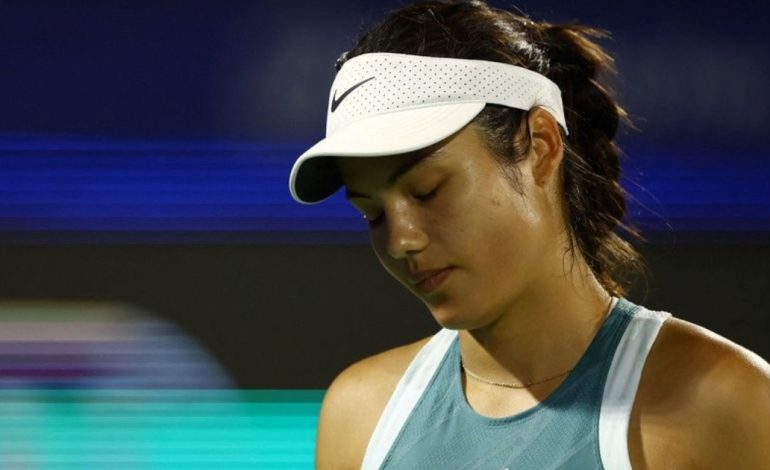 que-dijo-emma-raducanu-despues-de-llorar-en-la-cancha-y-sufrir-otro-acoso-en-el-torneo-de-dubai