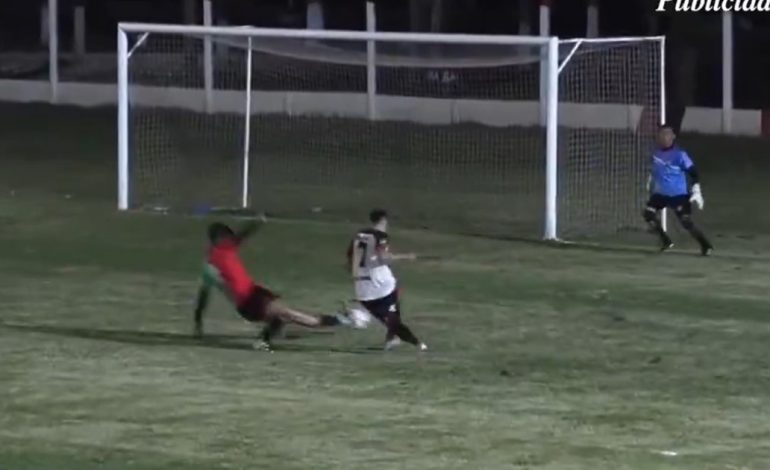 blooper-inverosimil-en-una-liga-de-santa-fe:-el-arquero-se-paro-al-costado-del-arco-para-evitar-un-gol-y-termino-chocandose-contra-la-red