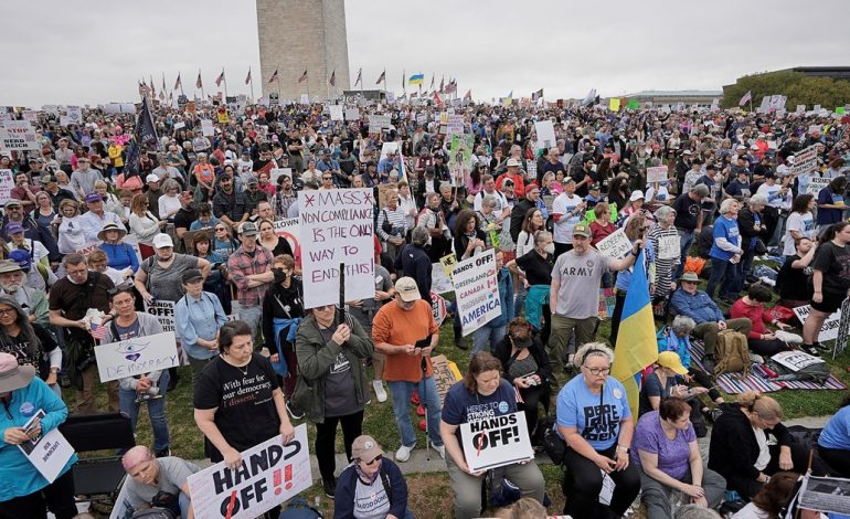 masivas-protestas-en-estados-unidos-contra-donald-trump-y-sus-politicas-mientras-el-mundo-recibe-el-mazazo-de-los-aranceles