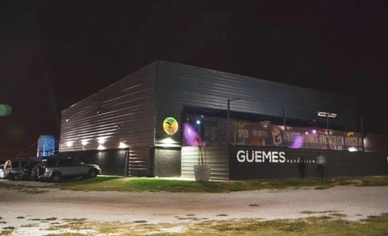 otro-adolescente-golpeado-en-la-puerta-de-un-boliche:-fue-en-cordoba-y-le-robaron-el-celular