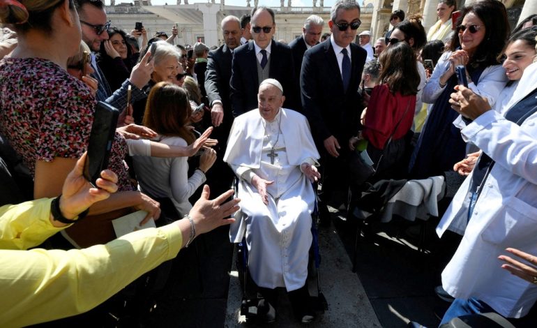 el-papa-francisco-reaparecio-en-la-plaza-de-san-pedro-y-con-cinco-palabras-causo-un-shock-emotivo