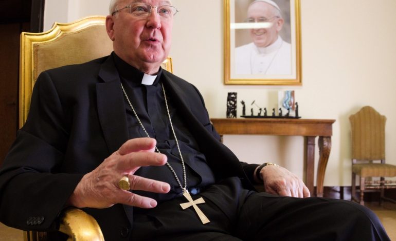 Quién es Kevin Farrell, el camarlengo a cargo del Vaticano hasta que se elija al nuevo Papa