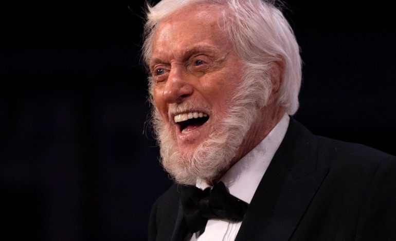 dick-van-dyke,-de-99-anos,-apuesta-al-amor-junto-a-su-esposa-46-anos-mas-joven