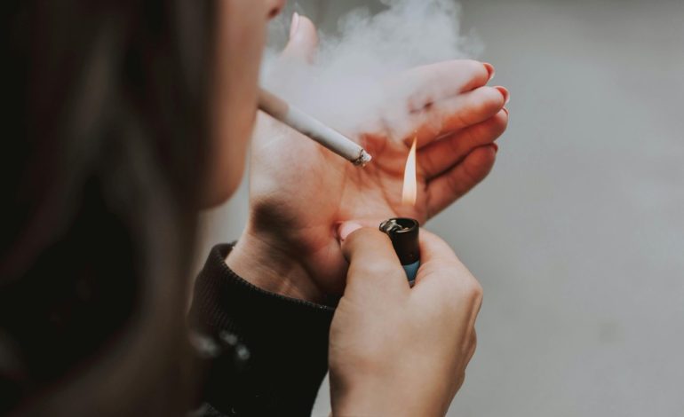 como-eliminar-el-olor-a-cigarrillo-de-los-ambientes-y-la-ropa:-el-truco-casero-que-recomiendan-hasta-los-expertos