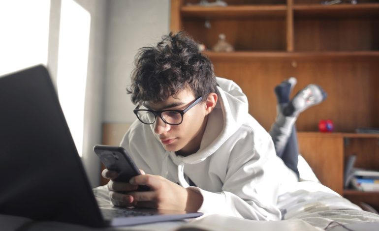adolescencia:-como-viven-los-jovenes-entre-la-familia-real-y-la-digital