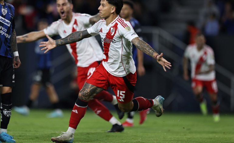 river-tuvo-una-reaccion-a-la-altura-de-quito:-remonto-un-0-2-ante-independiente-del-valle-y-quedo-unico-lider-en-la-copa-libertadores-antes-del-superclasico