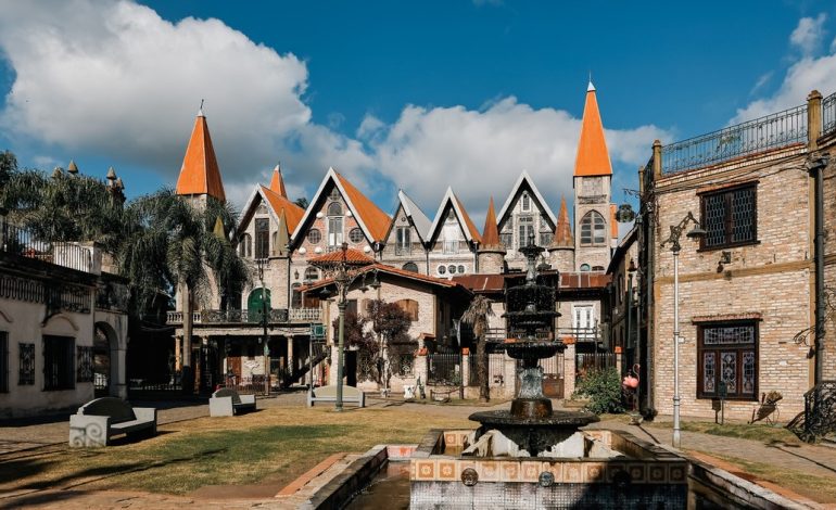 esta-aldea-medieval-argentina-sorprende-con-castillos-y-arquitectura-de-ensueno:-donde-queda-y-como-visitarla