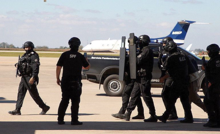 en-un-gran-operativo-conjunto-trasladaron-de-cordoba-a-ezeiza-al-jefe-de-la-barra-de-talleres:-estaba-condenado-por-narcotrafico