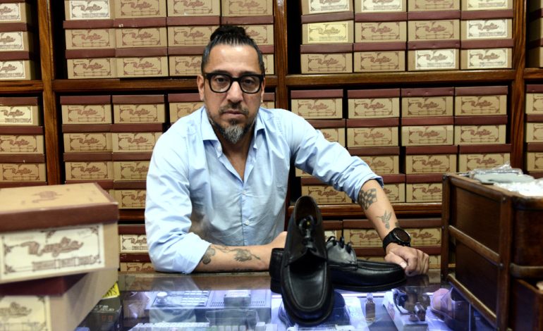 los-mocasines-negros-que-uso-el-papa-francisco:-tres-generaciones-de-zapateros-y-clientes-de-lujan-a-flores