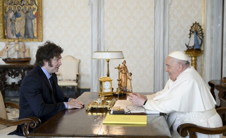 javier-milei-revelo-que-le-pidio-disculpas-al-papa-francisco-en-su-ultimo-encuentro:-“me-dijo-que-eran-errores-de-juventud”