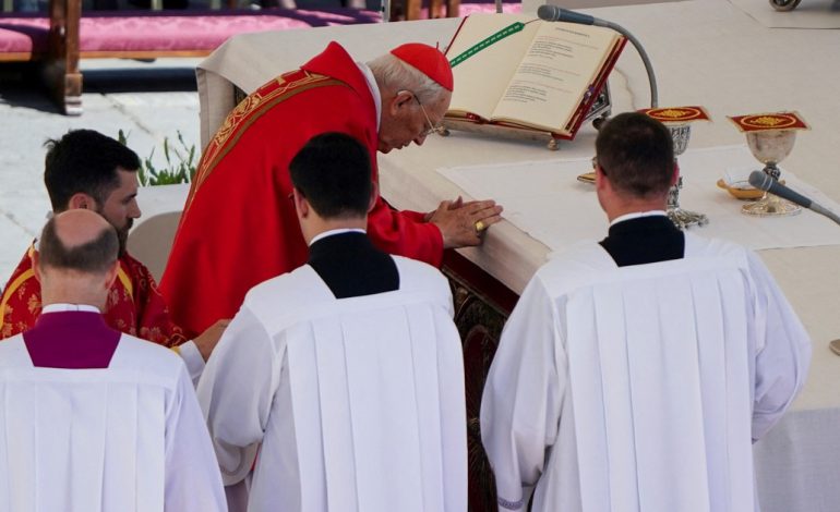 “ha-tocado-mentes-y-corazones”:-las-frases-mas-conmovedoras-de-las-exequias-en-latin-para-despedir-al-papa-francisco-en-el-vaticano