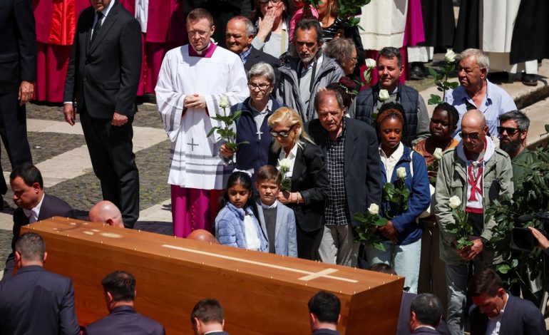 gente-sin-techo,-migrantes-y-transexuales:-quienes-recibieron-el-cuerpo-de-francisco-en-la-basilica-santa-maria-la-mayor-donde-sera-enterrado